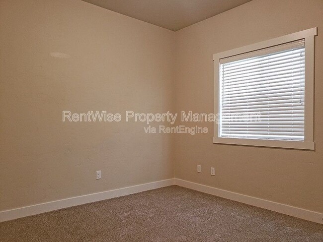 Building Photo - 2754 Vallin Ave N