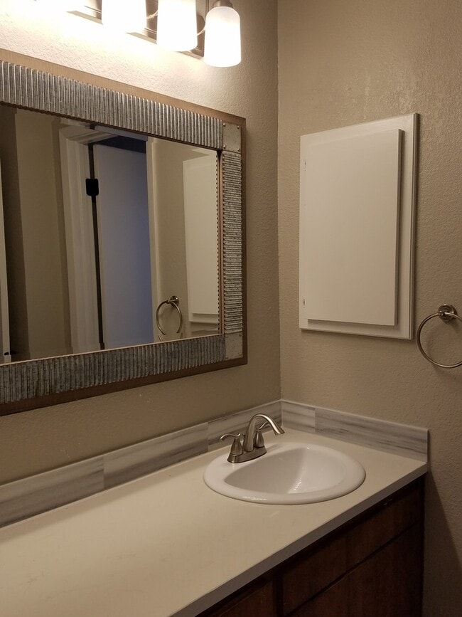 Building Photo - Adorable 2 bedroom townhome style Condo