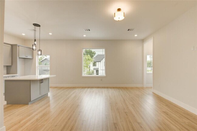 Building Photo - 811 E 39th St