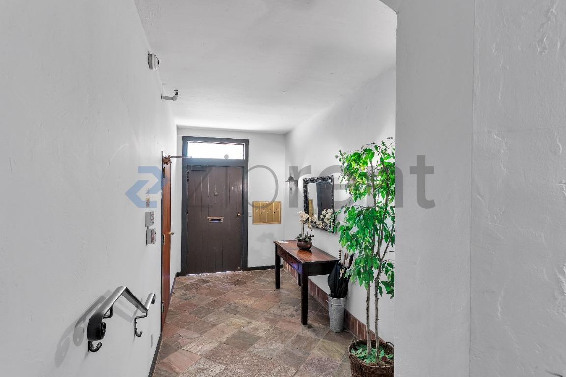 Building Photo - 1242 Francisco St