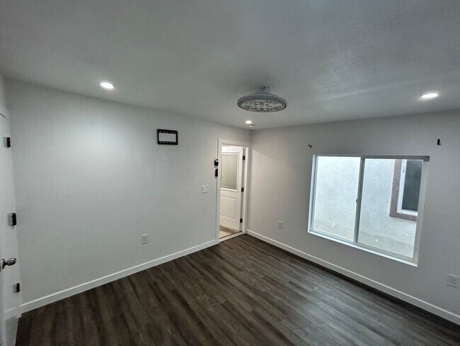 Building Photo - 1525 W Orangeburg Ave