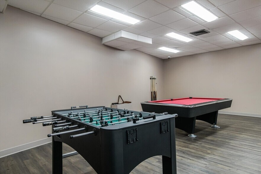 Building Photo - 3930 N Pine Grove Ave