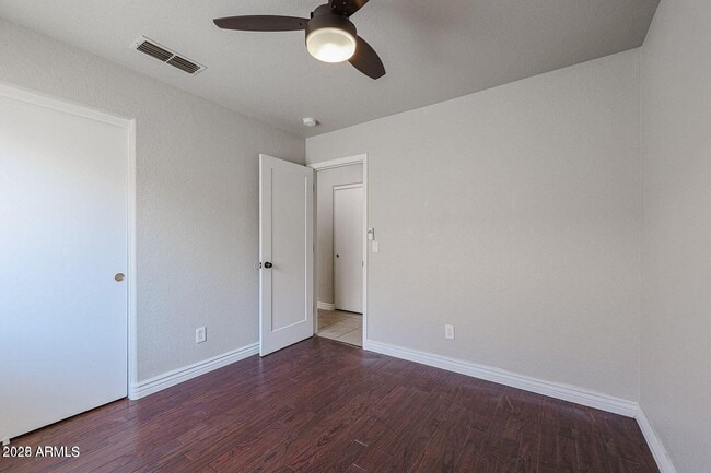 Building Photo - 2134 E Robin Ln