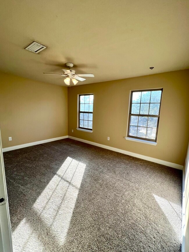 Building Photo - 68 Hemingway Ln