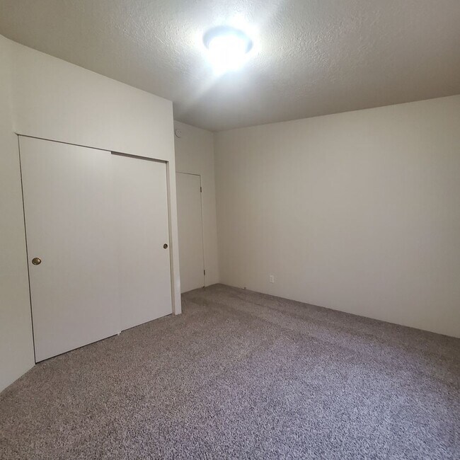 Building Photo - Newly Renovated Pet Friendly 3 Bed / 2 Bat...