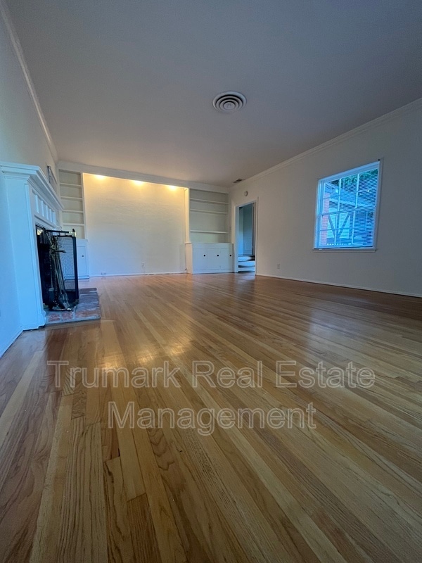 Building Photo - 3204 Vickers Dr