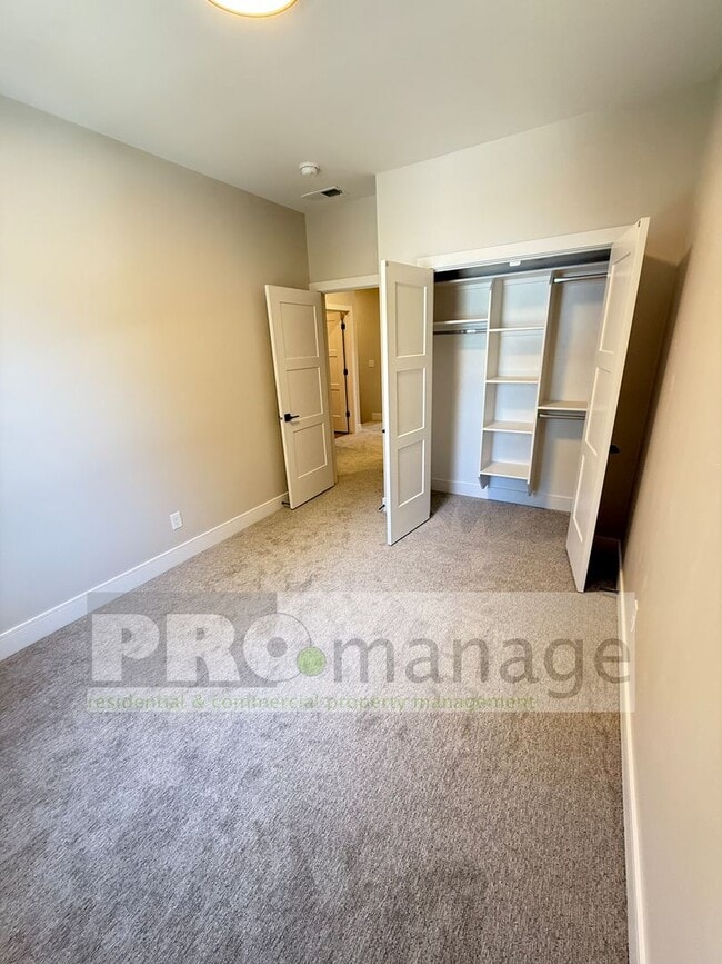 Building Photo - Beautiful 3 Bed / 2.5 Bath Townhome in Car...