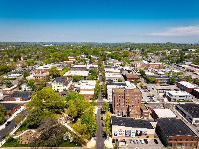 Building Photo - 631 NE Bellingham Dr