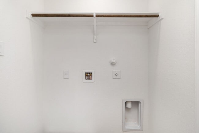 Building Photo - 15526 Suess Hl