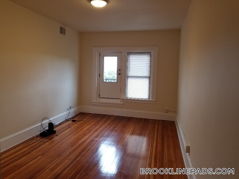Building Photo - 1463 Beacon St