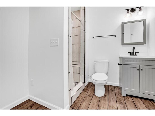 Building Photo - Rare 3 bed 4 bath updated almost 2300 sf townhouse in Woodbury!