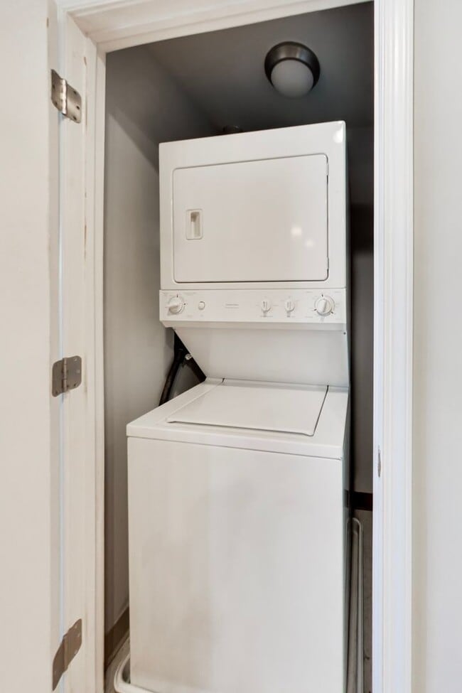 Building Photo - AMAZING LOCATION! This stunning 1bedroom/1.5bath