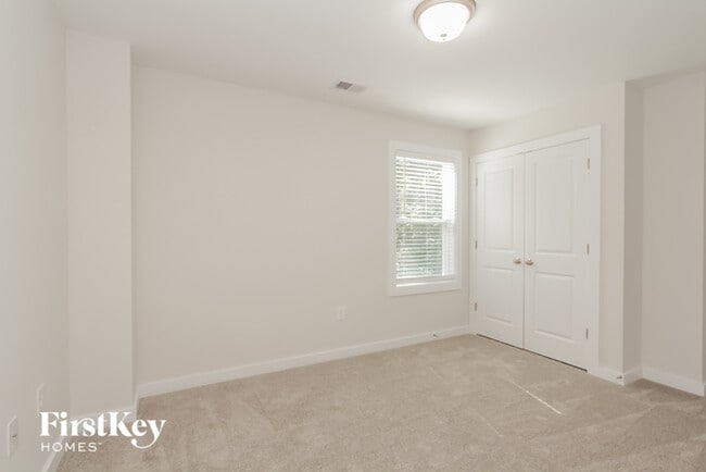 Building Photo - 5345 Pinebrook Dr