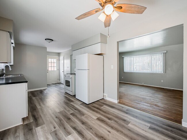 Building Photo - AVAILABLE NOW! Spacious and Inviting Westland Home!