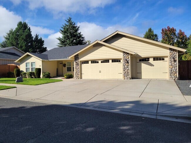 Building Photo - 1042 SW Princeton Pl