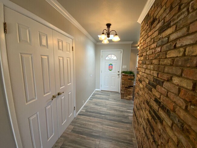 Building Photo - 5 Bedroom Home Available Near Wyoming Blvd NE & Comanche Rd NE!