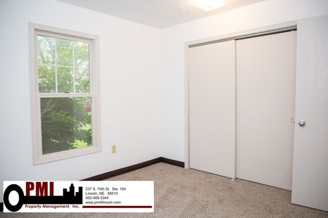 Building Photo - 2 Bedroom and 1 Bathroom Duplex Available ...