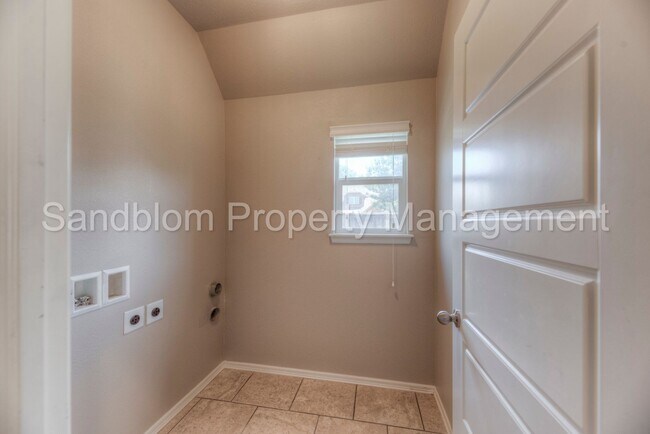 Building Photo - For Lease | Bixby | $2999 Rent | Available...