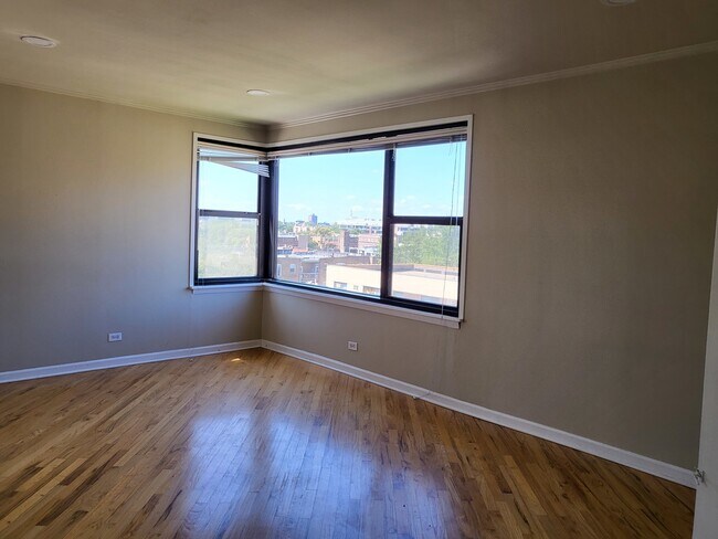 Building Photo - 525 W Aldine Ave