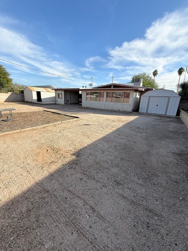 Building Photo - House For Rent