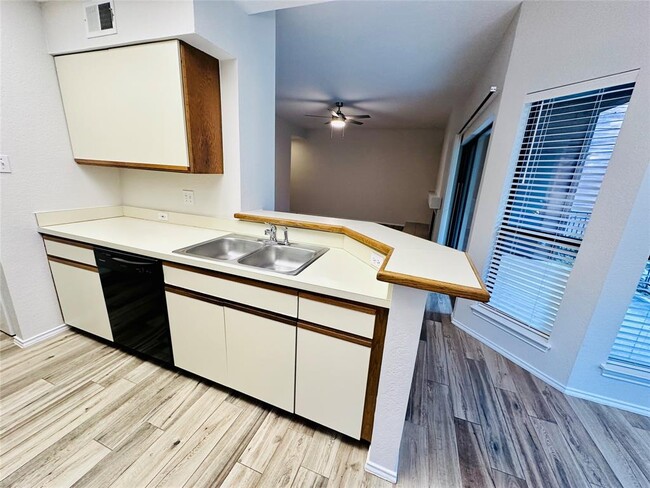 Building Photo - 4711 Spicewood Springs Rd