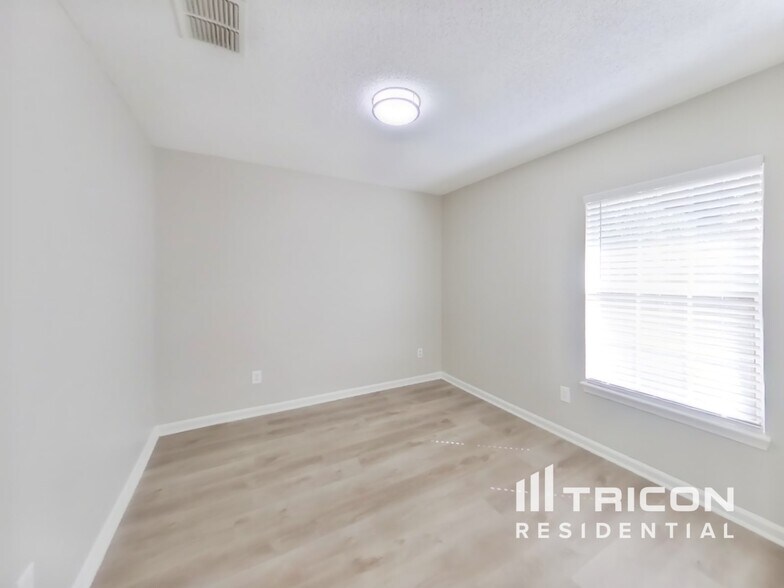 Building Photo - 1020 Woodbridge Hollow N