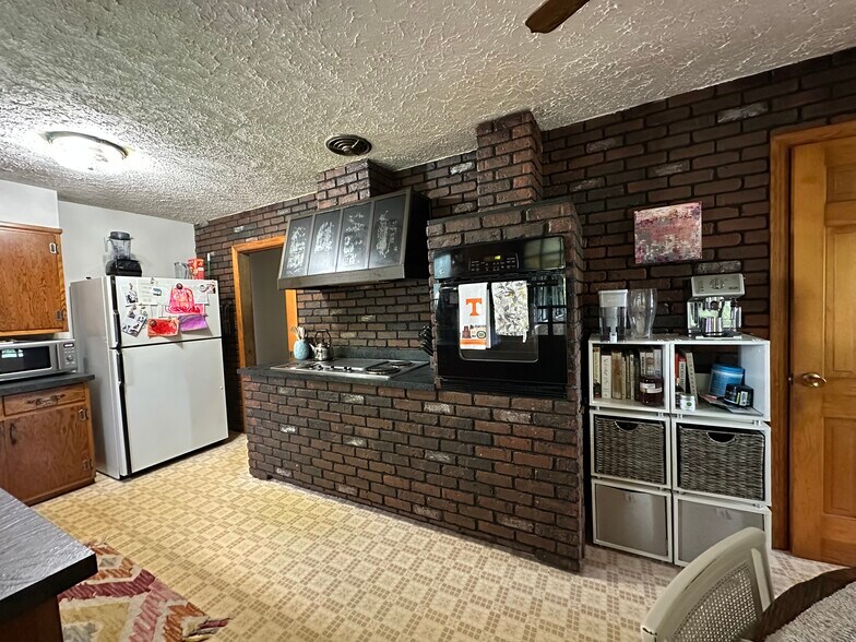 Building Photo - 3616 Riverview Dr
