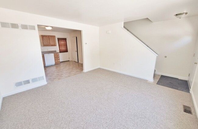 Building Photo - 2 Bed / 1-1/2 Bath Townhome
