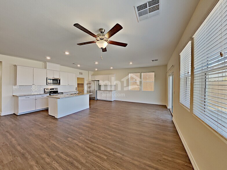 Building Photo - 9875 S Eastern Ave