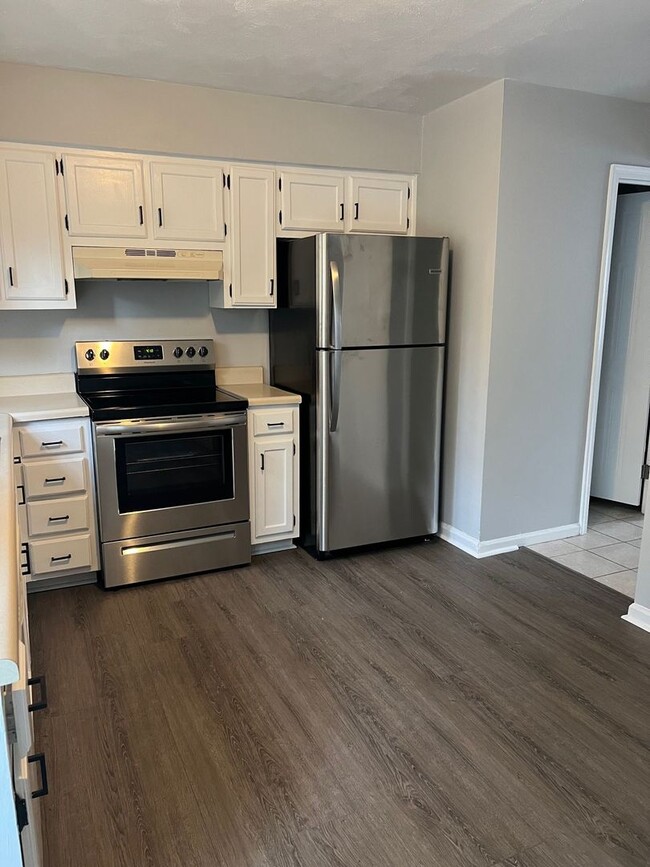 Building Photo - 2 STORY TOWNHOME NEAR THE OCEAN FRONT