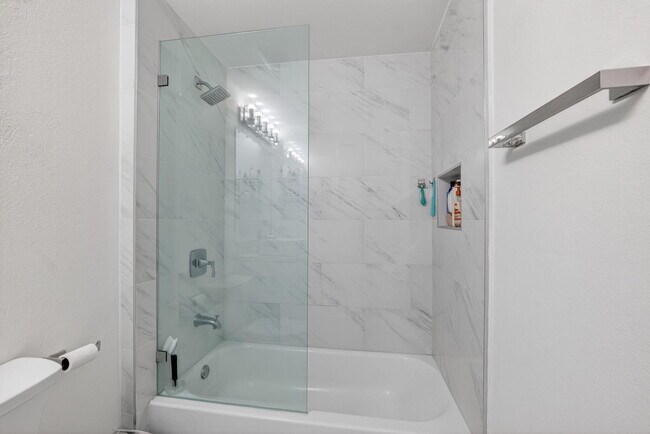 Building Photo - 533 NE 3rd Ave