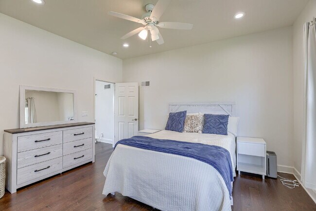Building Photo - Blackstone Duplex
