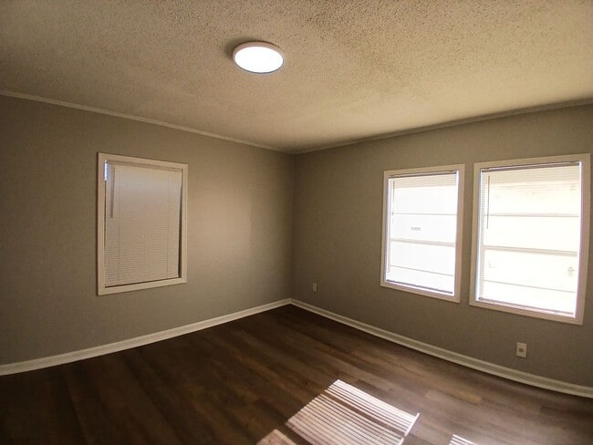 Building Photo - Newly Remodeled 2 Bdrm, 1 Bath