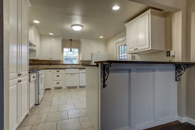 Building Photo - Wonderful 3/1 in the Medical District!