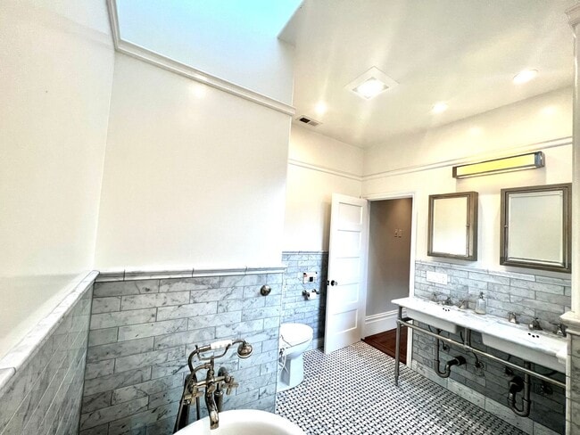 Building Photo - Welcome to North Beach! Premier 1 bed/ 2 B...