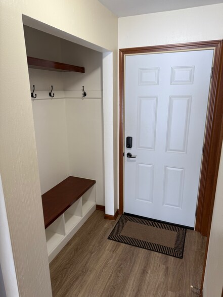 Foyer - 1170 Bernath Pky