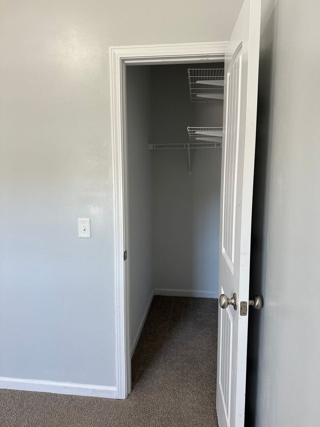 Building Photo - Tranquil South Retreat: Spacious 5-Bed Home with Fenced Yard, Pet-Friendly, Washer/Dryer Included