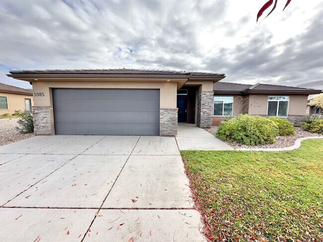 Building Photo - Desert Canyon Home!