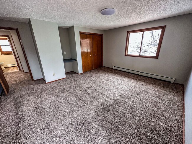 Building Photo - Large Updated 3-Bed 2-Bath Townhome w/ Gar...