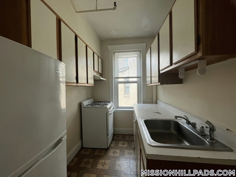Building Photo - 360 Riverway