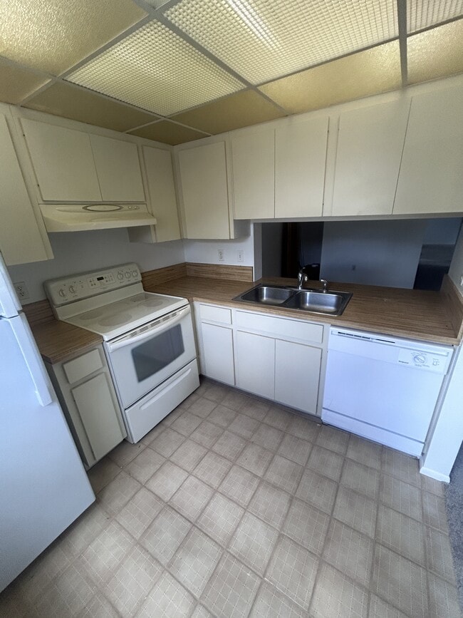 Building Photo - 5785 Gardens Dr