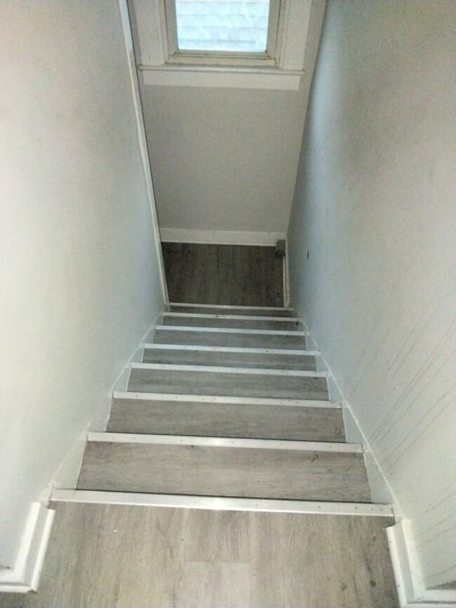 Building Photo - Sneak Preview 516 Dresden ave
