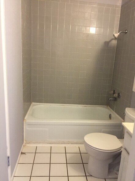 full bath - 4123 Villa Dr