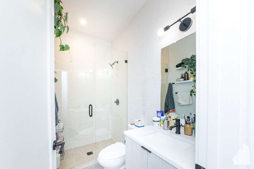 Building Photo - 1336 W Bryn Mawr Ave