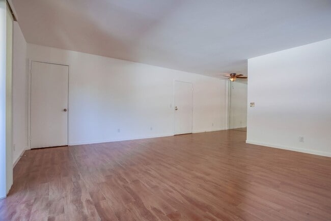 Building Photo - Cute Oceanside condo with garage parking!