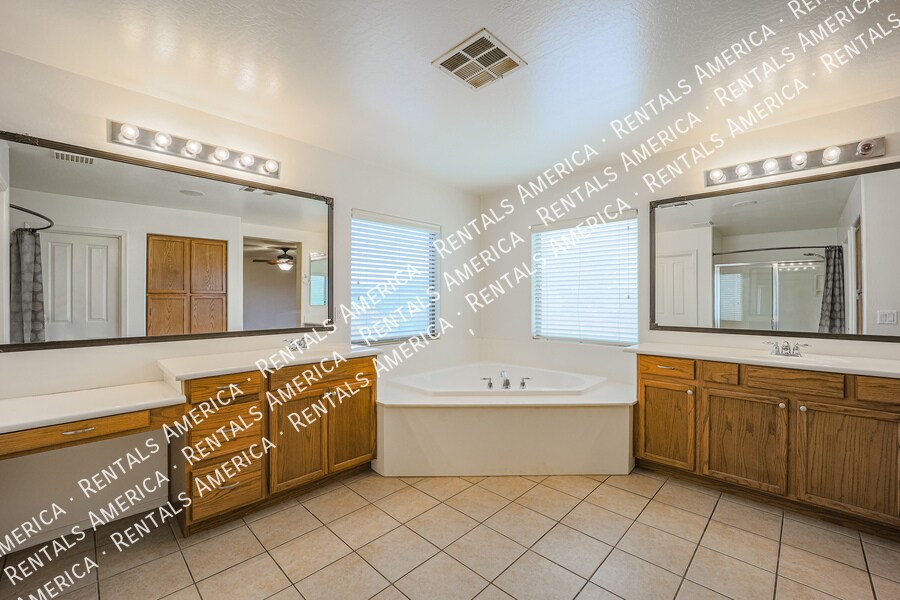 Building Photo - 3854 E Parkview Dr