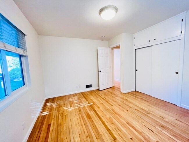 Building Photo - Charming and Move-in Ready 3BD/2BA, Single...