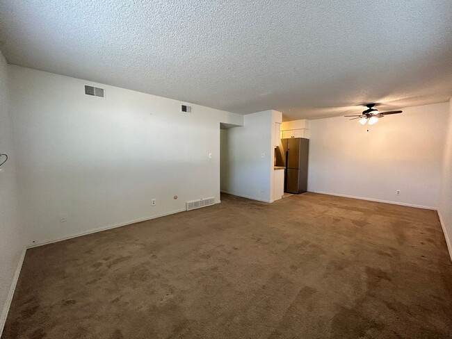 Building Photo - 140 E Highline Cir