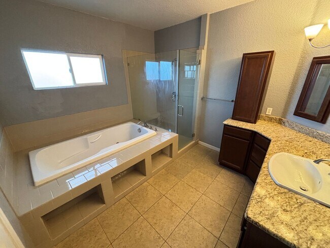 Building Photo - Stunning 3Bed/2Bath/2Car 1st Floor Condo with Private Yard, and Luxurious Amenities! $300 Off Mov...