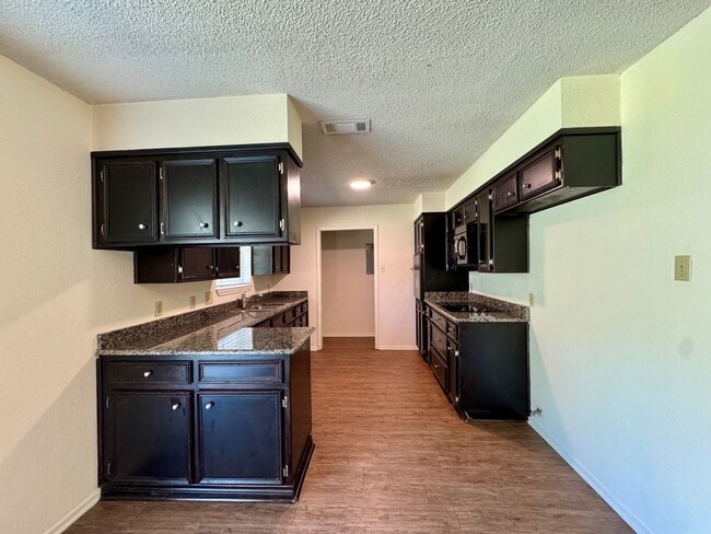 Building Photo - Single Family Home *LEASING SPECIAL AVAILABLE*